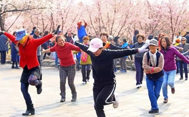 大爷大妈将共享单车当动感单车锻炼，这种行为合适嘛