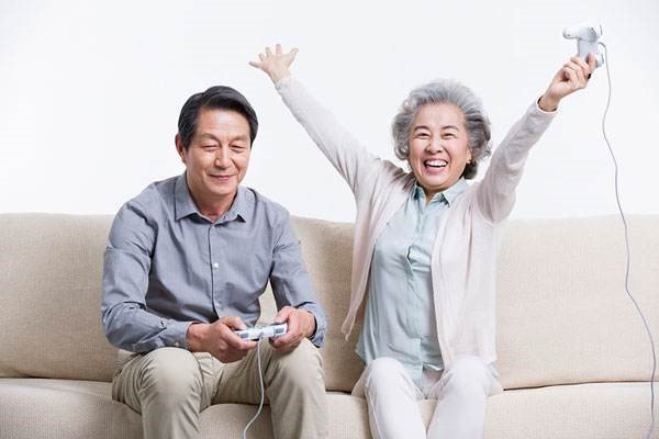 80岁的奶奶最近沉迷游戏，会不会对身体造成危害？