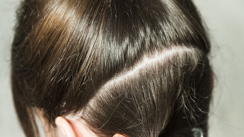 天津高校一大学女浴室梳妆区满地秀发，年轻人都开始脱发了吗？