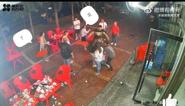 媒体：烧烤店老板曾和打人者同桌吃饭，店老板在此事中充当了什么角色？