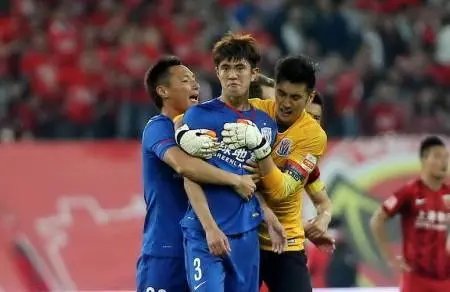 前国脚辱骂裁判被禁赛10场罚10万，他为什么这么做？