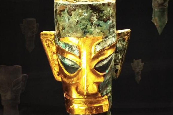 三星堆出土金面具打了耳洞，专家是如何回应的？