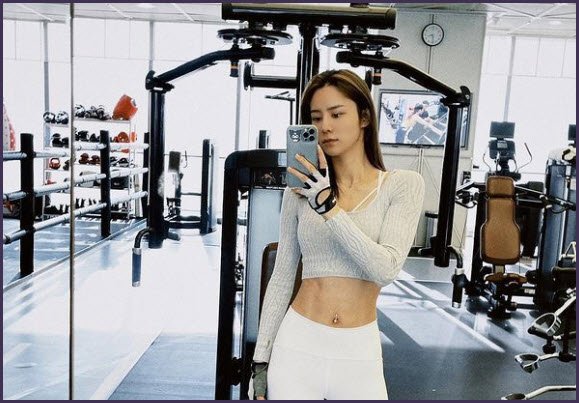 张馨月晒健身照秀马甲线，她平时是如何锻炼的？