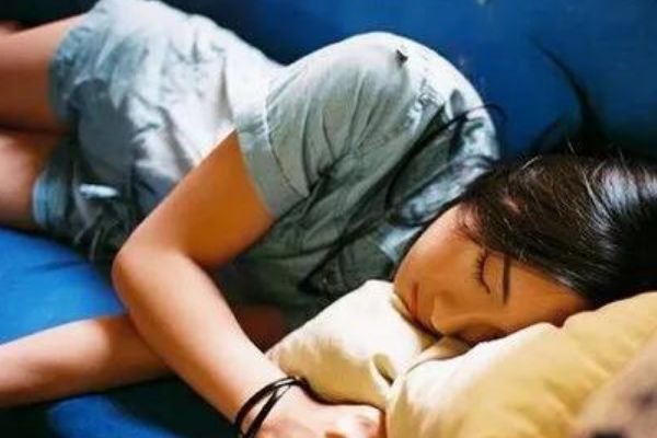 人1/3的时间都是在睡眠中度过,长时间的睡觉对身体都有什么危害?