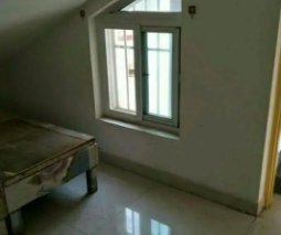 男子晒空中阁楼出租房得爬梯子上，是否还有隐私可言？