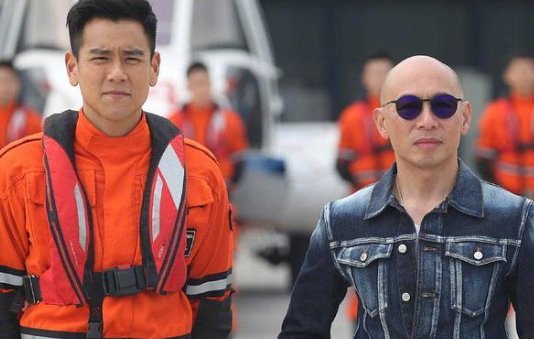 《长津湖》发布首款海报，该剧是由哪三位导演执导的？