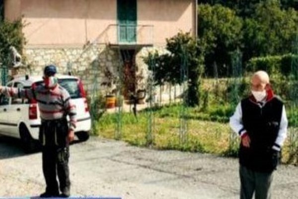 意大利二人小镇坚持戴口罩，他们的举动是否值得我们学习？