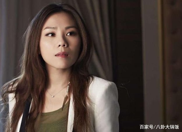 给陈奕迅写歌被拒，自己拿来“凑数”却成歌后，陈奕迅只能翻唱，她是谁？