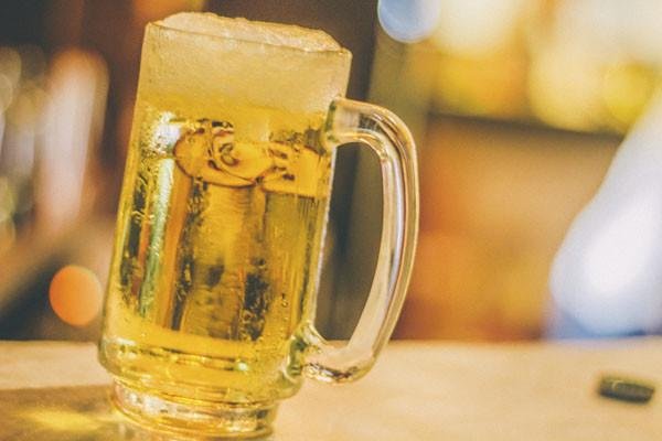 山东一女婿到岳父家拜年时，一边喝酒一边哭泣，他为何这么做？