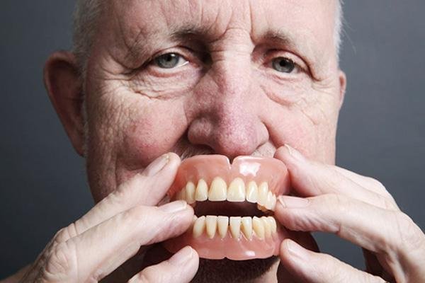 脑筋急转弯 人们心甘情愿买的假东西是什么