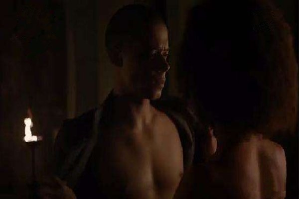 《权力的游戏》里灰虫子与弥桑黛为何会暗生情愫？