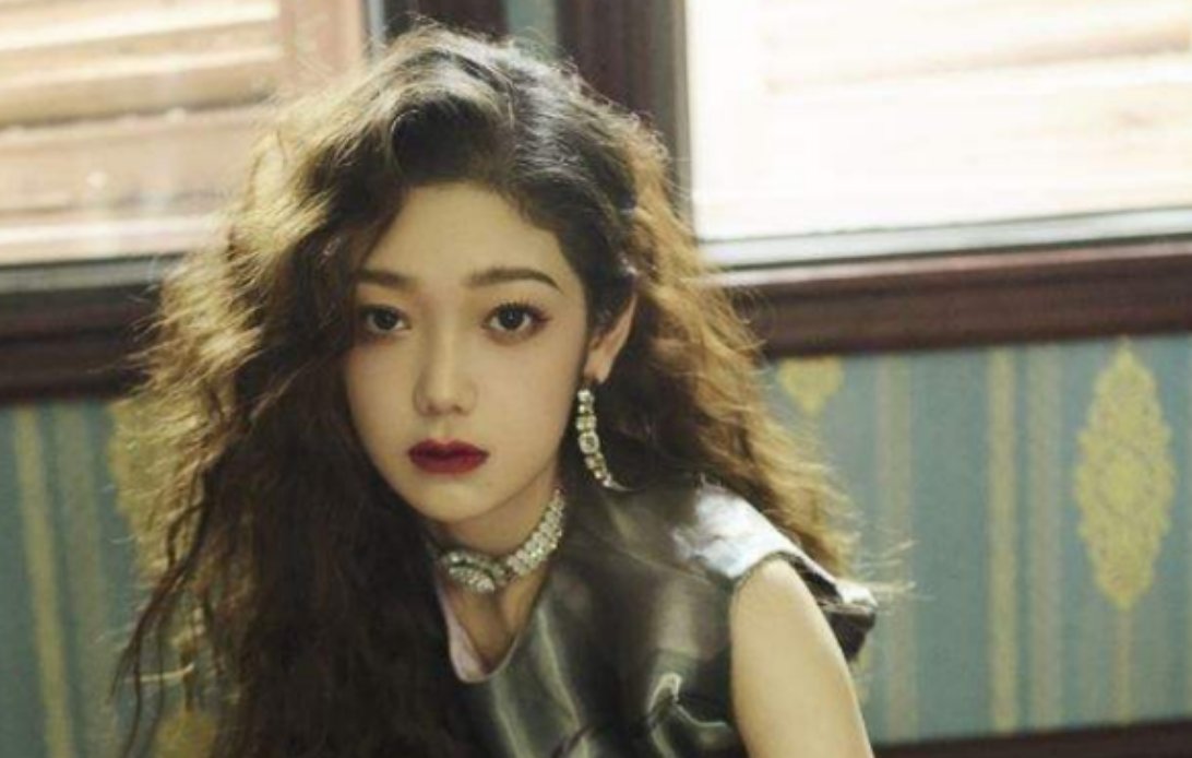 希林娜依高方辟谣logo抄袭,自称是手绘灵感你怎么看?