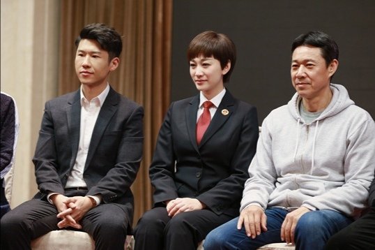 如何评价由李幼斌、李小冉、张丰毅主演的电视剧《因法之名》？