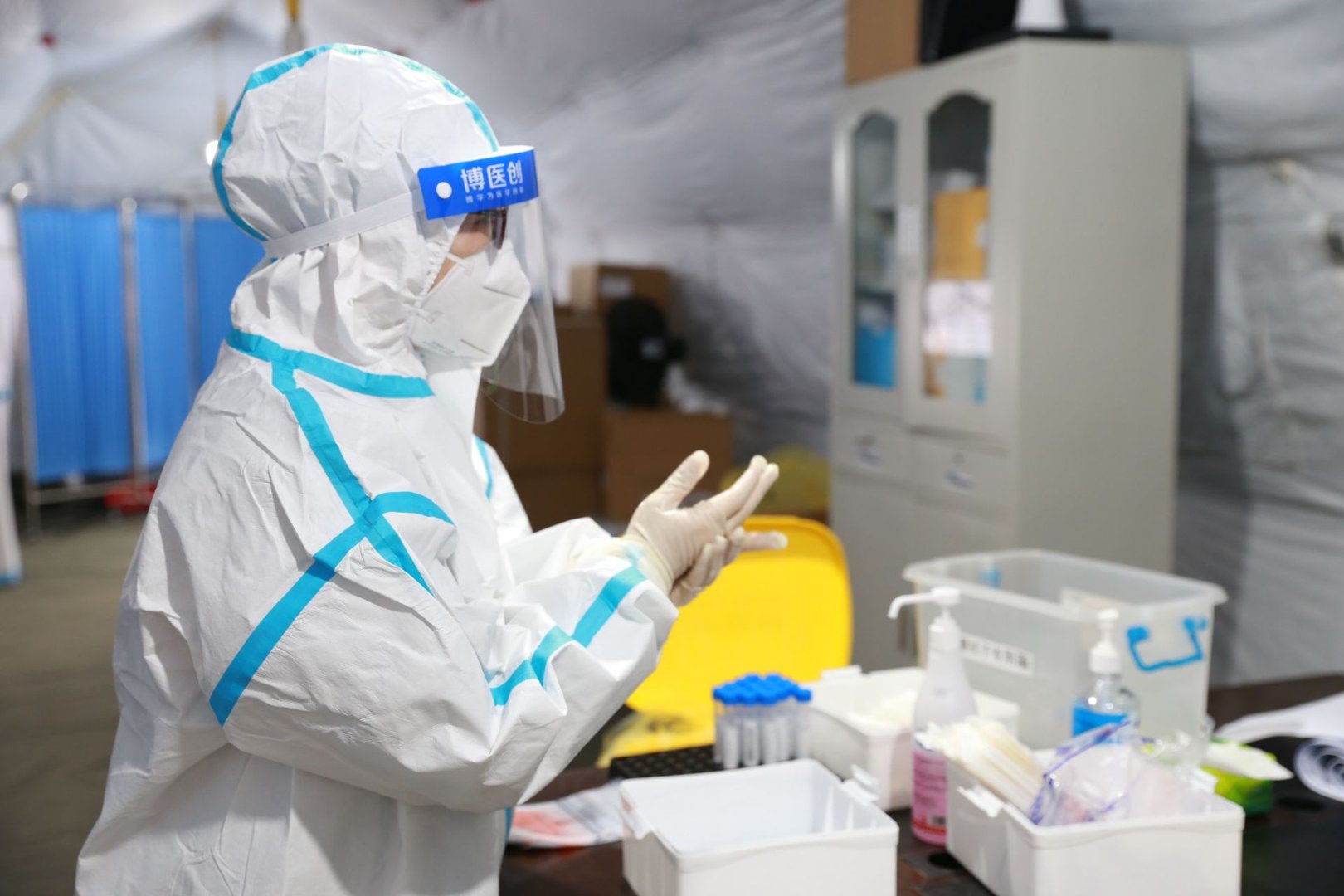 北京一孕妇因怕感染,选择在车里办公,这样做真的能避免被感染吗?