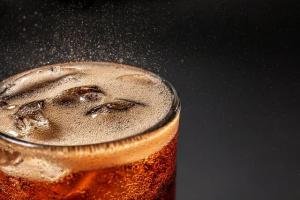 1杯甜味饮料等于12块方糖引网友恐慌，一杯饮料而已有必要这么焦虑吗？