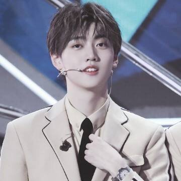 焉栩嘉前女友潘成然被公司解约,她是自作自受还是网络攻击的受害者?