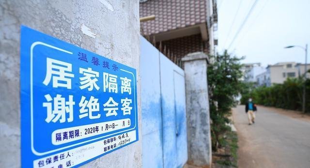 大连一大妈用被单结绳，从封控楼栋4楼空降时跌伤，她为何会有如此举动？