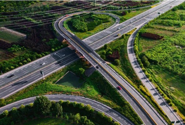 中间带是由两条左侧____及中央分隔带组成。