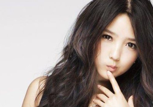 越爱越伤忍着泪不流淌却忍不住醉在酒里惆怅是什么歌