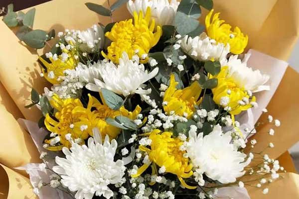 长沙医学院学生给逝者送去鲜花，给逝者送哀悼鲜花要注意哪几点讲究？