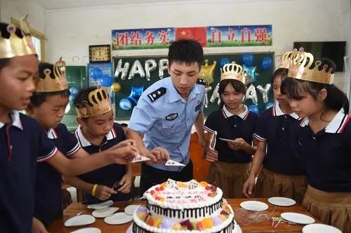 山东民警给涉毒女孩过19岁生日，女孩儿泪流不止，她为什么哭了？