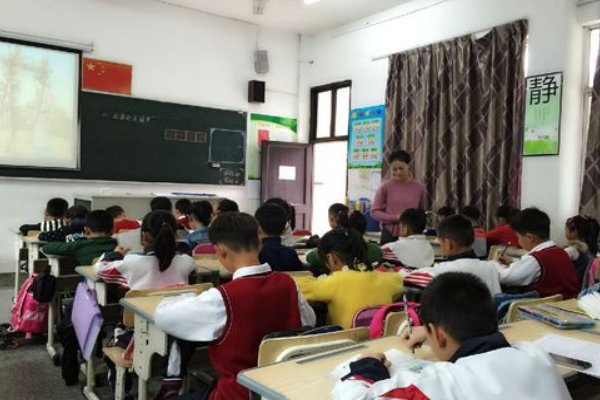 四女娲是怎样从各地拣来五种颜色的石头的?请展开想象,先说一-|||-说,再写一写