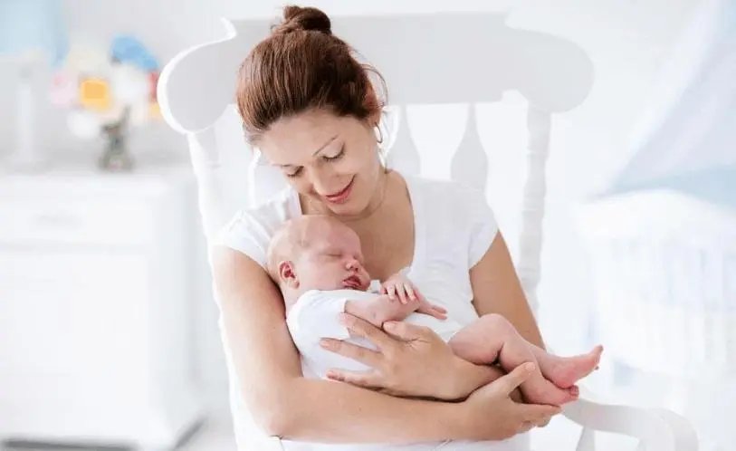 大妈转动童车将宝宝摔出，孩子倒地大哭，此举会对宝宝产生哪些伤害？