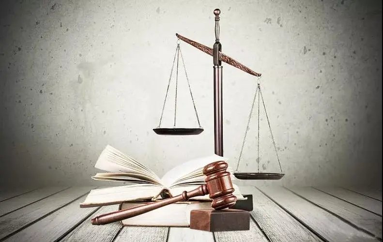 江苏一外卖员因耽误时间，对女子掐脖子殴打，此事到底谁对谁错？