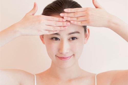 人坐着的时候为什么被按住额头就站不起来？