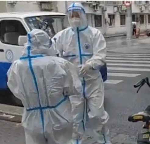 安徽一女子被困上海电话亭数日,家乡出手解救,女子这些天是如何度过的?