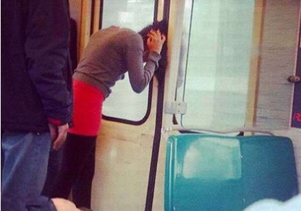 脑子被门夹了是什么意思阿。