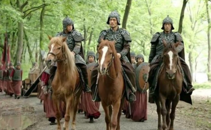 八百标兵奔北坡的历史典故是?