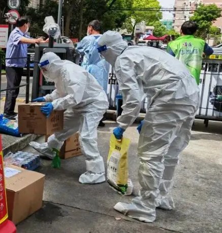 安徽一女子被困上海电话亭数日,家乡出手解救,女子这些天是如何度过的?