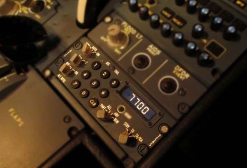 飞机发出7700紧急代码是什么意思