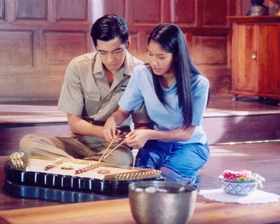 萤爱的背景资料