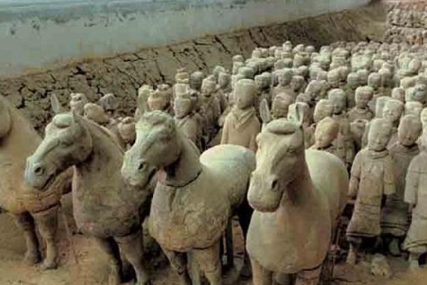 兵马俑俑坑为什么要浇水，浇水会伤害到兵马俑吗？