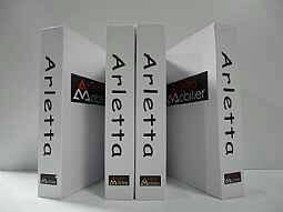 arletta是什么书？看到过好多次但是一点都不了解，是一本白色的很厚的书，书脊上用黑色的字写着A