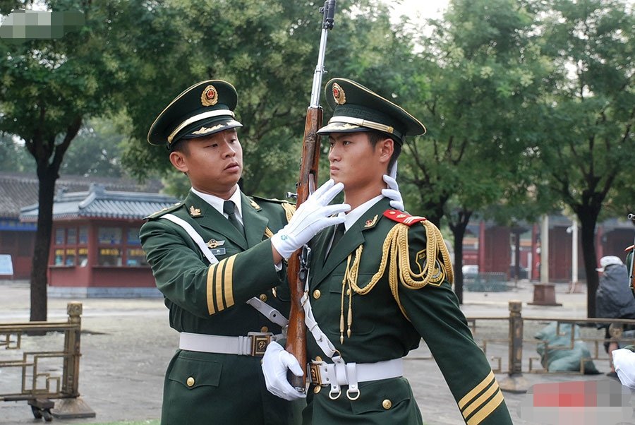 庆祝大会上，国旗护卫队宛如复制粘贴的步伐令人震撼，他们是怎么做到的？