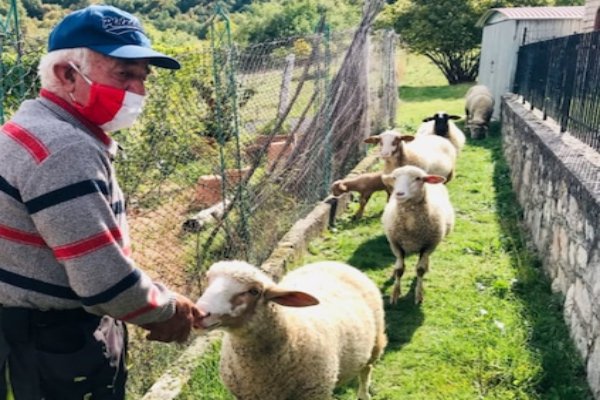 意大利二人小镇坚持戴口罩，他们的举动是否值得我们学习？