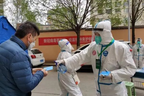 “大白”撬开蛋糕店实则为特殊时期消杀任务，大白在防疫一线有多艰辛？