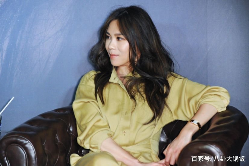 给陈奕迅写歌被拒，自己拿来“凑数”却成歌后，陈奕迅只能翻唱，她是谁？