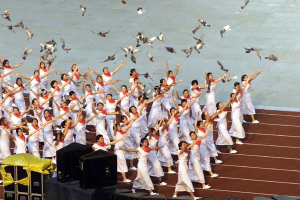 庆祝大会首次放飞10万羽和平鸽，这象征着什么？