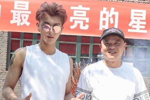 黄子韬的父亲的照片