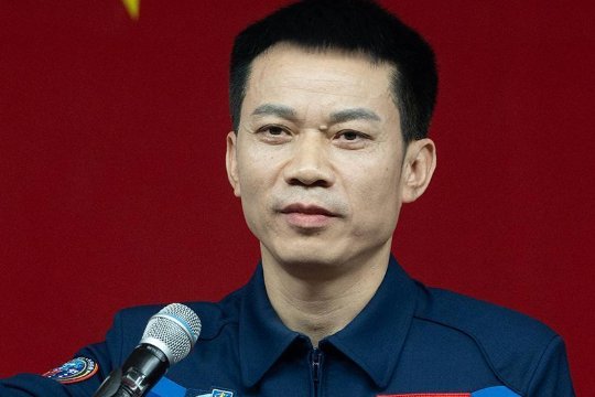 十七号载人飞船是哪三个飞行员