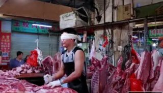 绵阳一男子蒙眼剔肉20秒剔一扇排骨,他对猪肉的结构和纹理有多熟悉?
