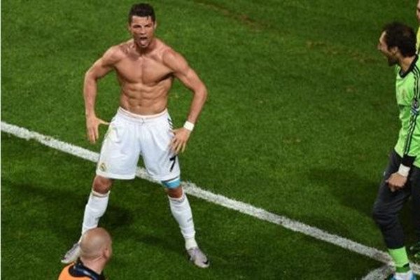 C罗打入770球超越贝利，他在足坛有怎样的地位？