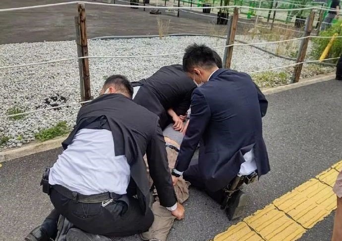 为什么所有电视台都在播放安倍被枪杀新闻，只有东京电视台在播美食节目？