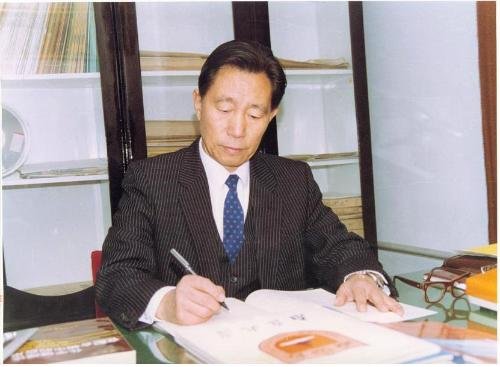 李笃信的人物简介