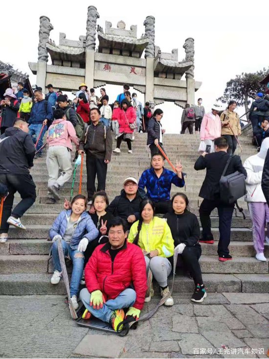 4名女子抬残疾好友登泰山，你如何看待她们这种做法