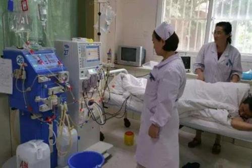 23岁医学生跪地边哭边救人，为何会边哭边救人？